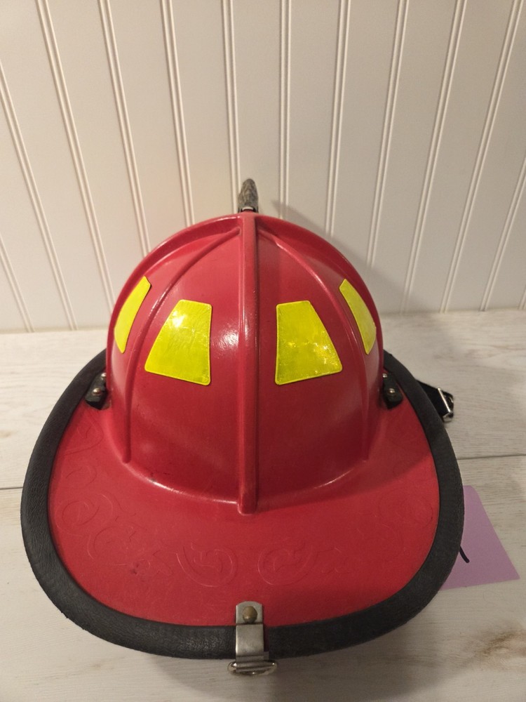 MSA Cairns Firefighter Structure Fire Helmet 1044 Red