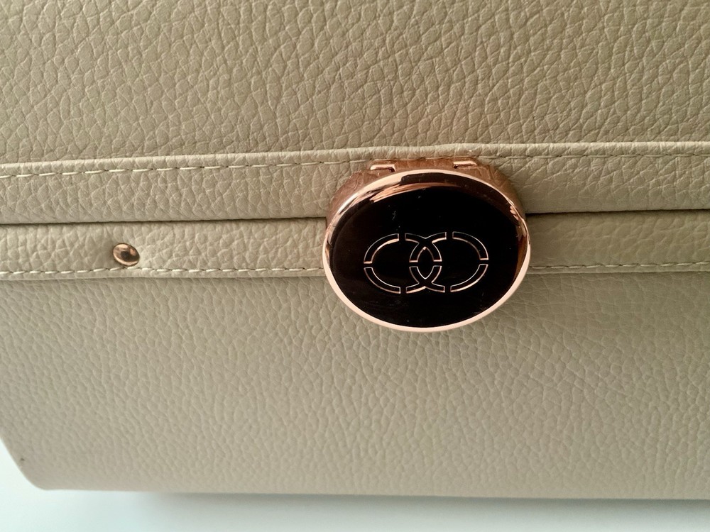NWT CABOODLES LIFESTYLE TRAIN CASE