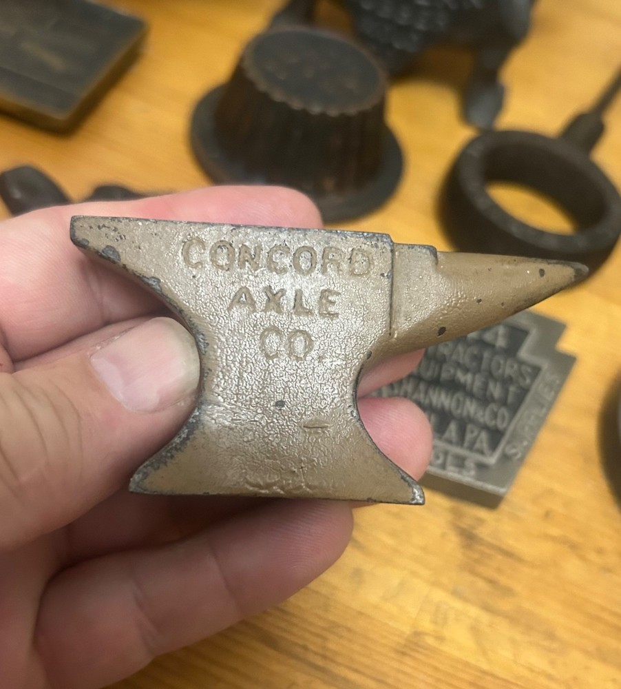 VINTAGE MINI ANVIL