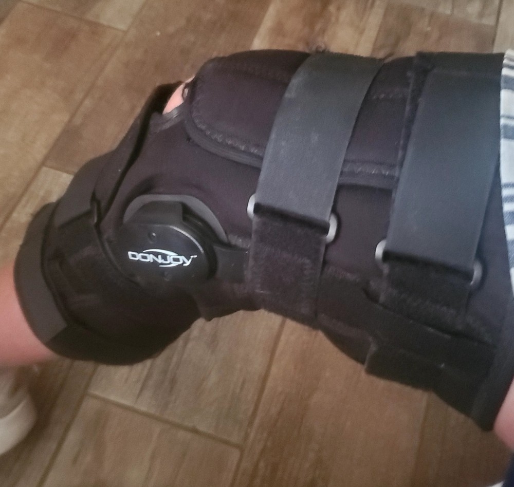 DonJoy Knee Rt. Brace Size LRG W/ Moveable Knee Joint