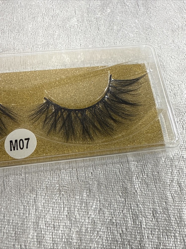 false eyelashes #M07
