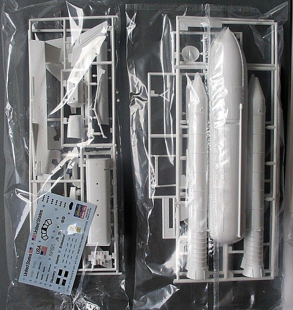 NASA Space Shuttle Orbiter "Atlantis" w/Boosters - Plastic Model 1/200 Scale