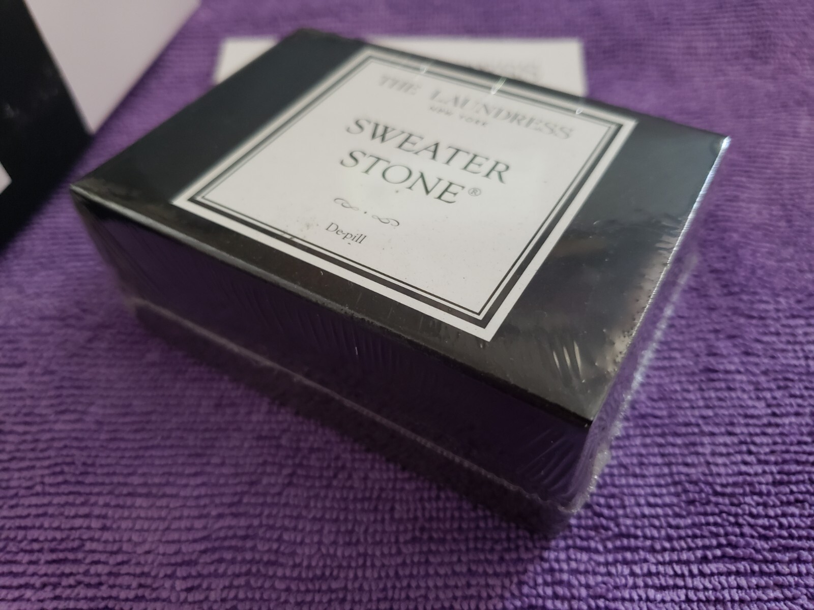 The Laundress New York - SWEATER COMB and STONE - Removes Pills, lint & Fuzz