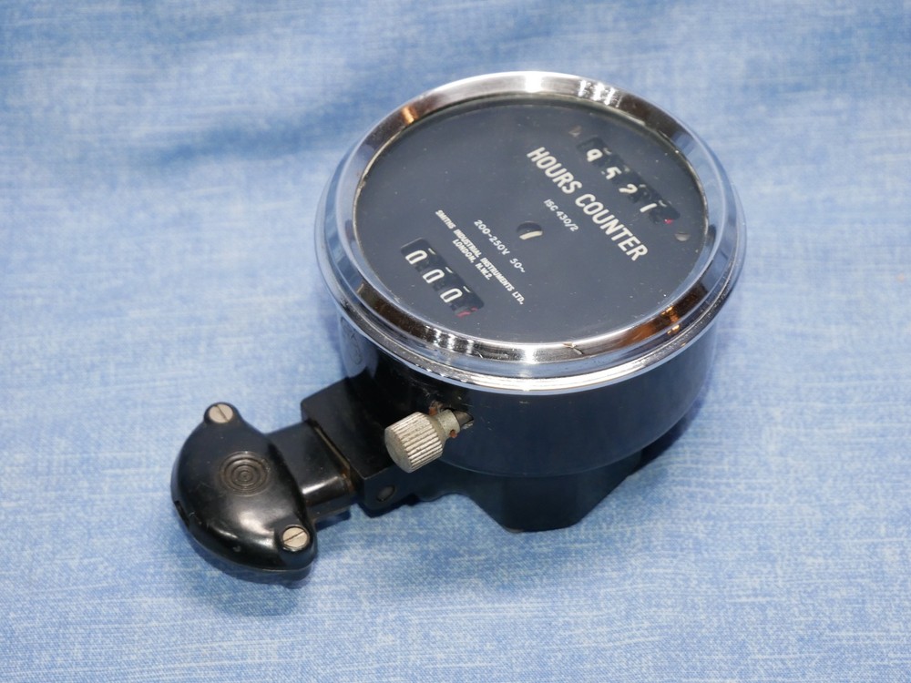 SMITHS INSTRUMENTS HOURS COUNTER - 240/250 VOLT