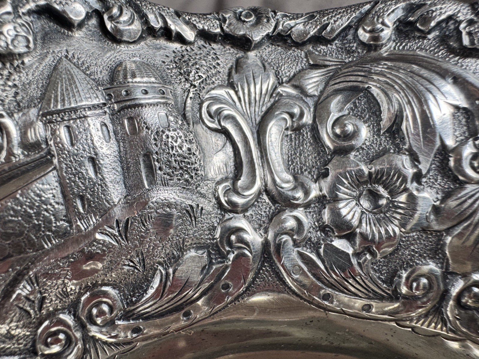 REPOUSSE LORING ANDREWS CO HAND CHASED STERLING 9 1/4" STRAWBERRY BOWL 11.13OZT