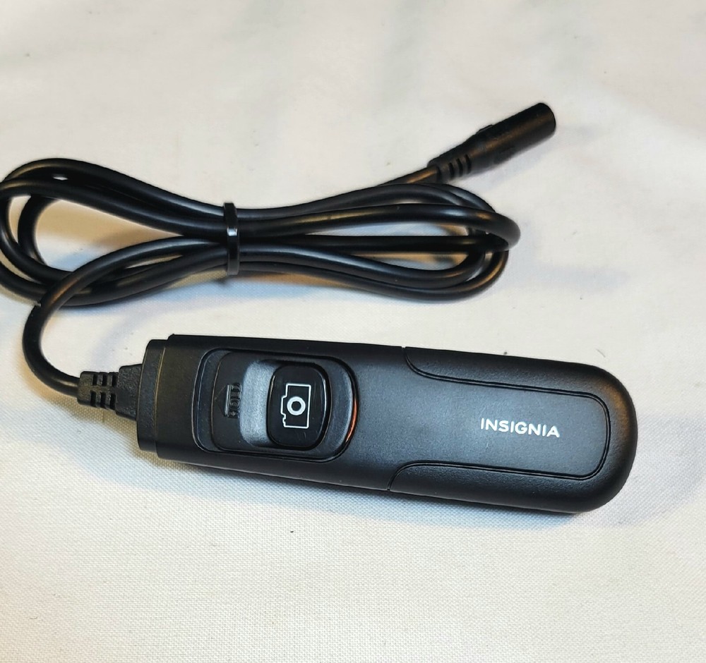 INSIGNIA 3 Ft Wired Universal Shutter Remote (Model NS-USR1) 17D25A