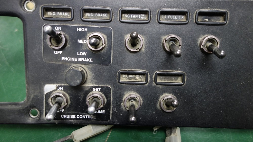 Peterbilt 379 Dash Switch Panel 17-04241-2E00