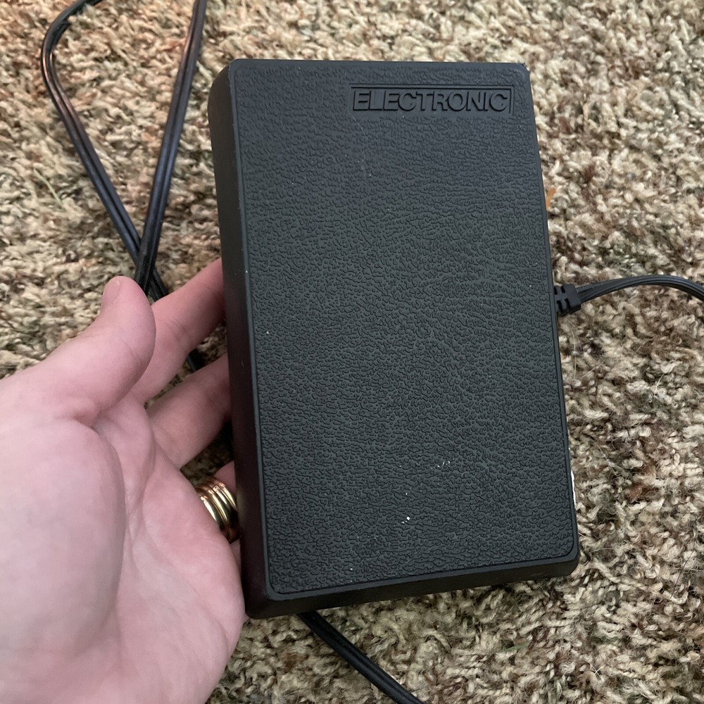 Singer Sewing Machine model 2517C with pedal 130V Tested does work!