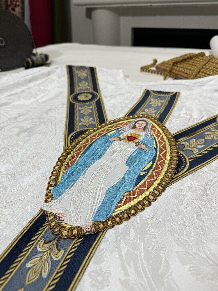 WHITE MARIAN VESTMENT CHASUBLE & STOLE