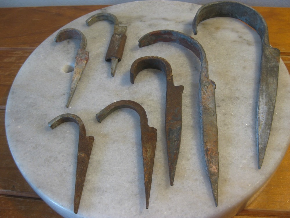 7 x VINTAGE Masonry Hooks (Different Sizes)