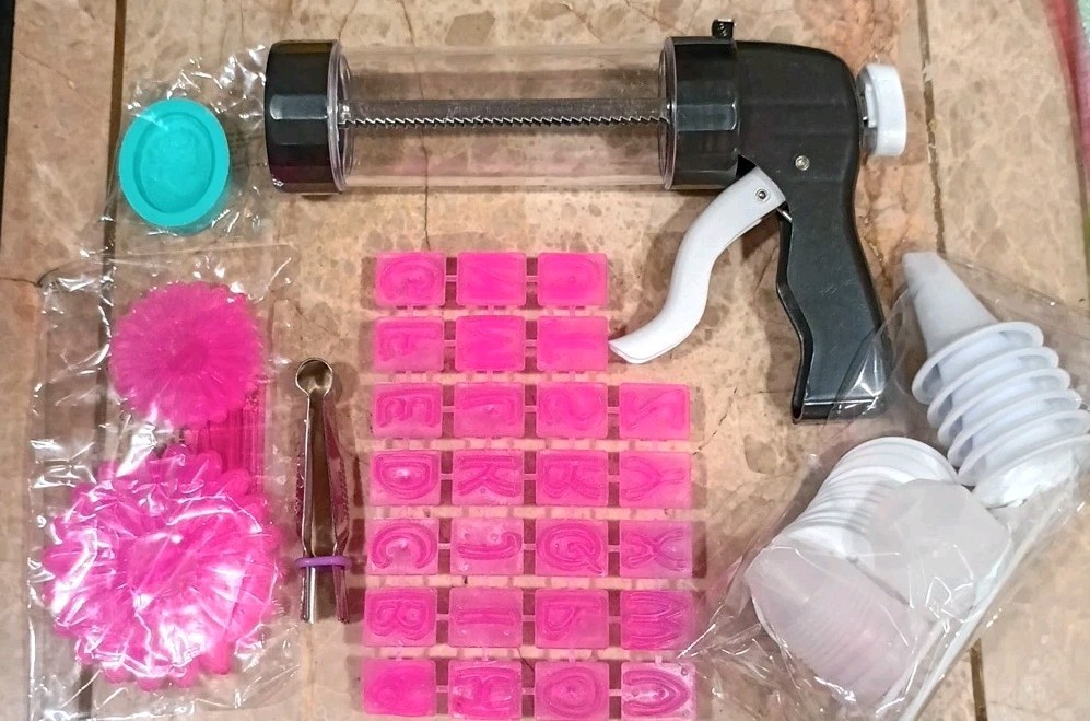 DeAgostini Publishing USA - Cake Decorating Kit