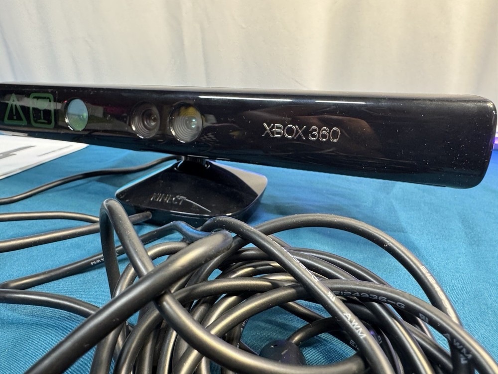 Xbox 360 Kinect Sensor - CIB - Game Included!