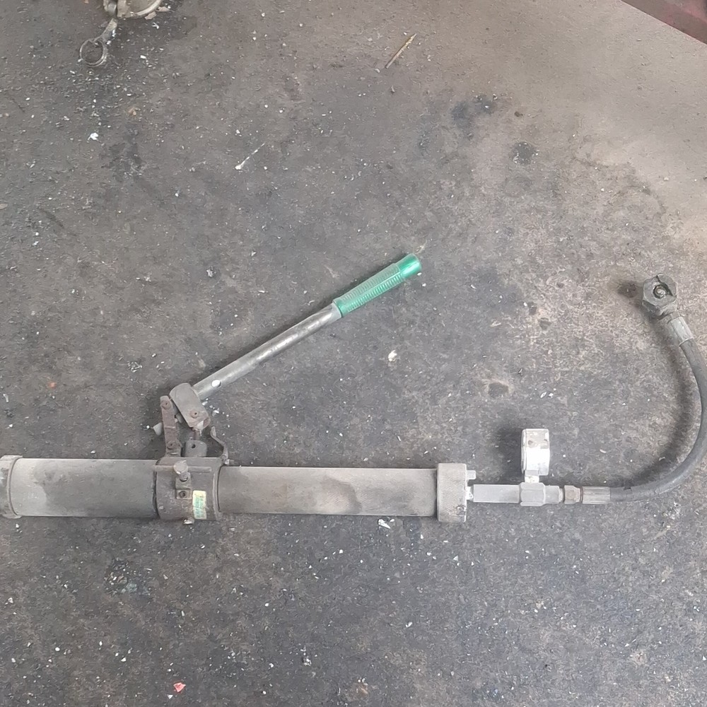 Hydraulic grease gun