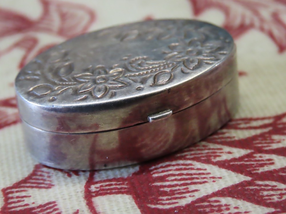 Engraved silver pill box, 925