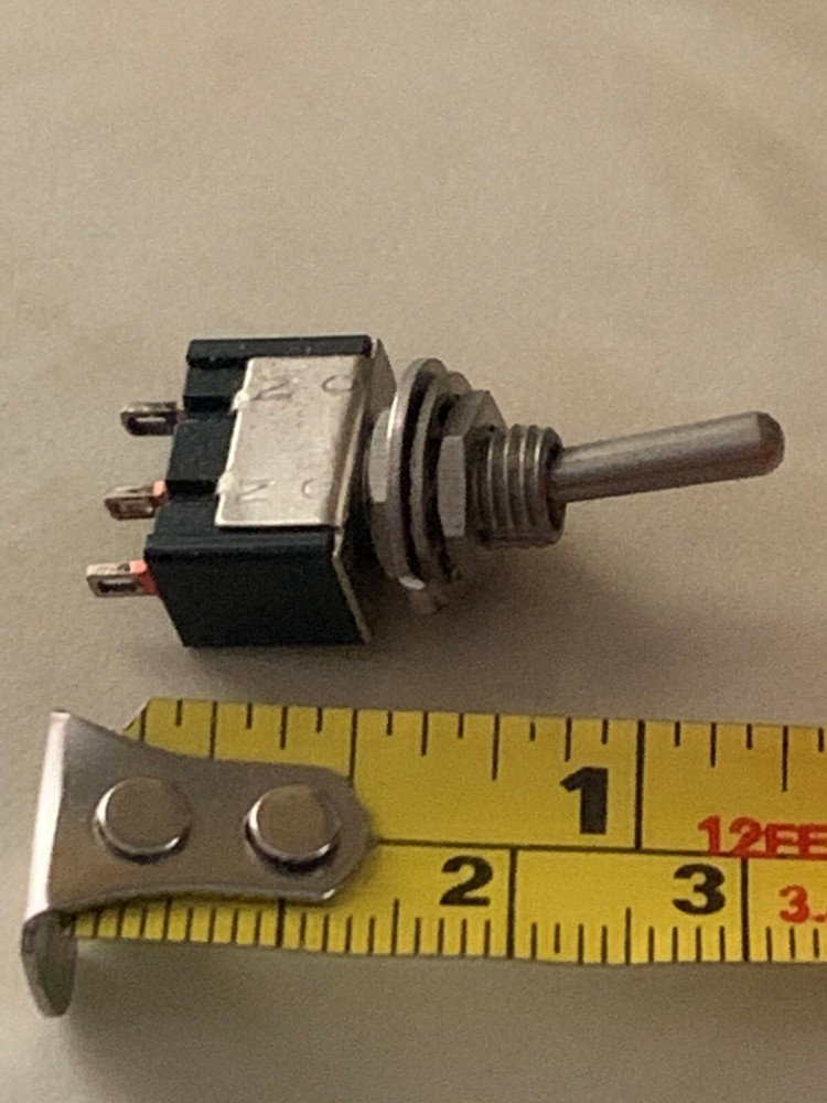 SMALL TOGGLE SPDT SINGLE POLE ON-ON SWITCH 6A 125 VAC.