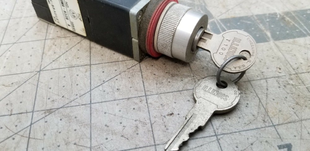 Allen Bradley 800MR-H32B Key Selector Switch Tested Working Pull [C4B3]