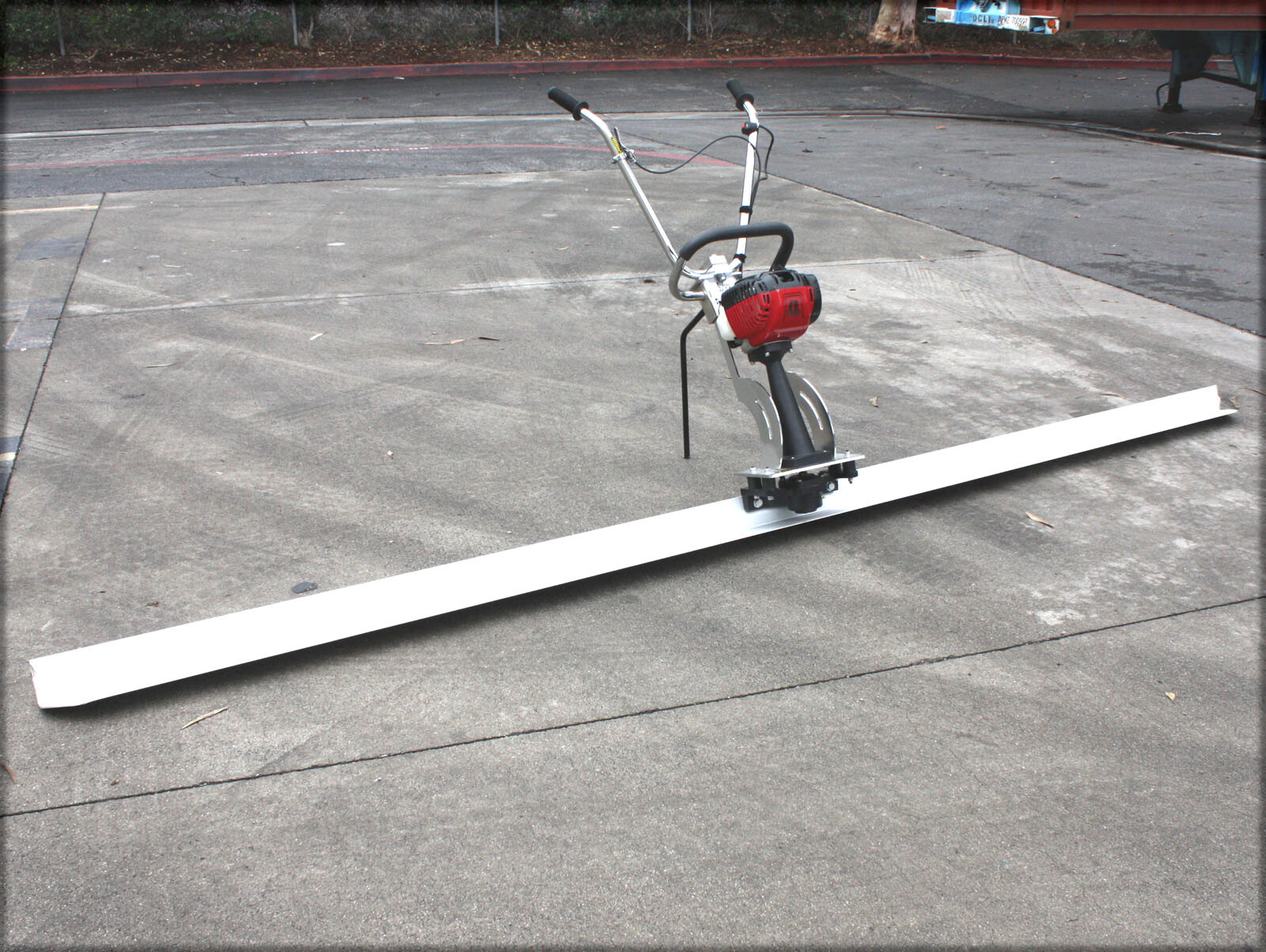 4 Stroke Concrete Surface Leveling Vibratory Screed & 7.5' Aluminum Tamper Blade