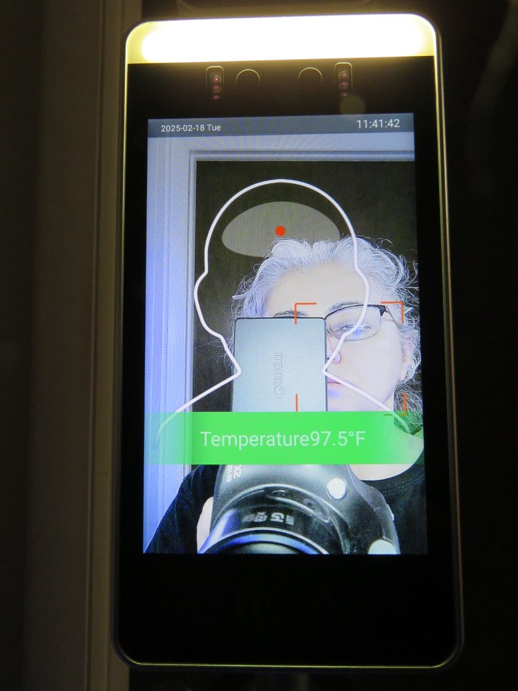 DSI Floor Stand Face Recognition Touchless Temperature Check Kiosk