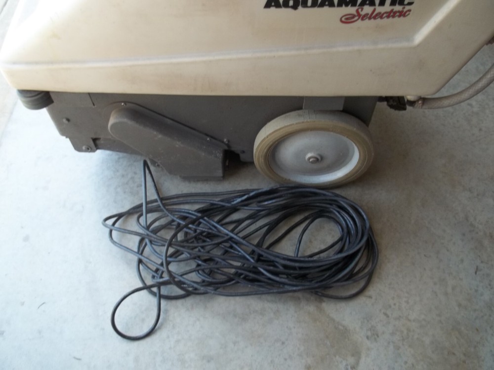 Advance carpet cleaning machine