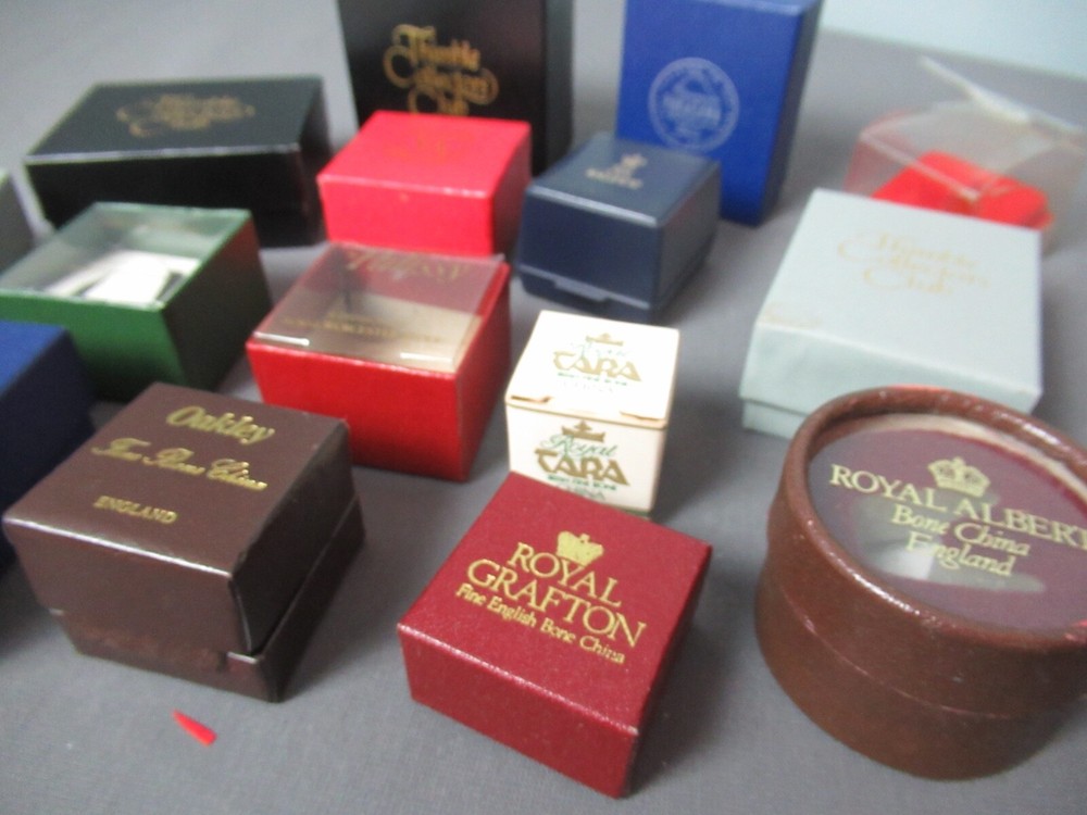 15 Assorted Thimble Boxes - Empty no Thimbles - Assorted Styles & Sizes - h4 ht