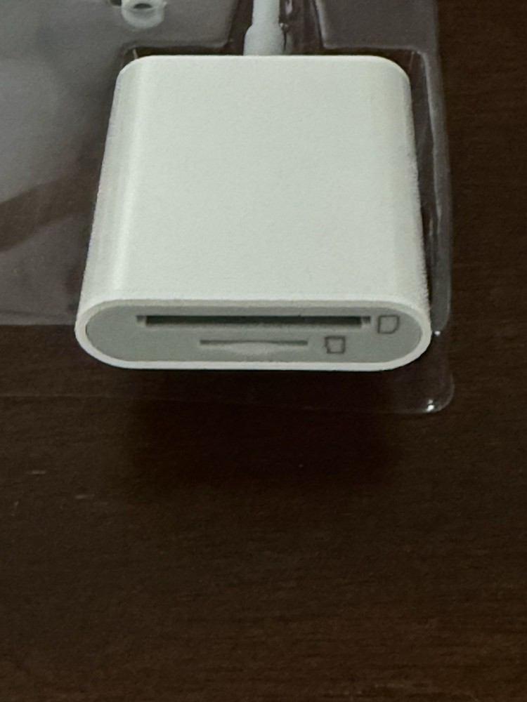 New SD Card Reader with Dual Connectors (Lightning & USB C) for iPad Or iPhone