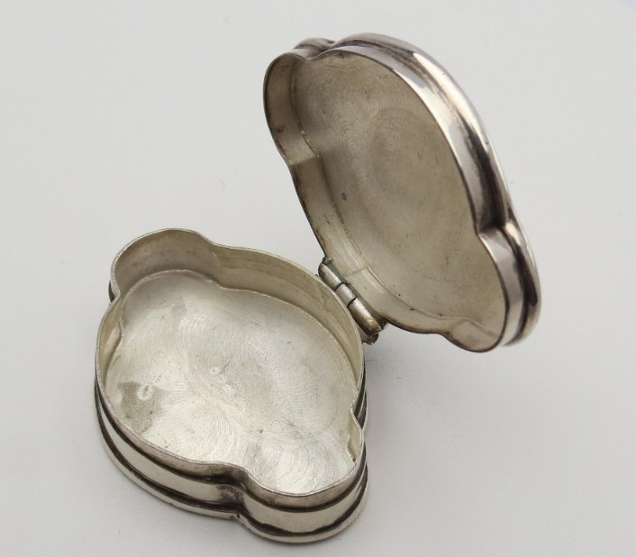Sterling silver - London English vintage pill box hallmarked 11 grams 1.5 inch