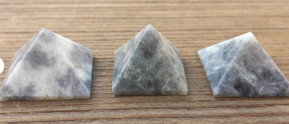 NATURAL IOLTE SMALL GEMSTONE PYRAMID 20-22mm