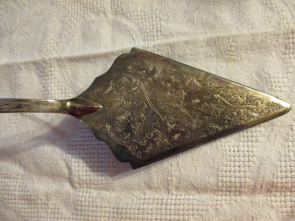 12" Cake Pie Scrollwork Flower Details Silver Plate Server Raimond - SCT