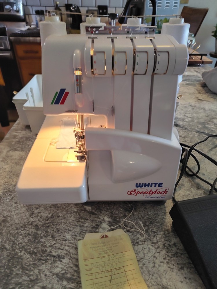 White Speedylock Serger Machine 1634/ Includes Carrying Case