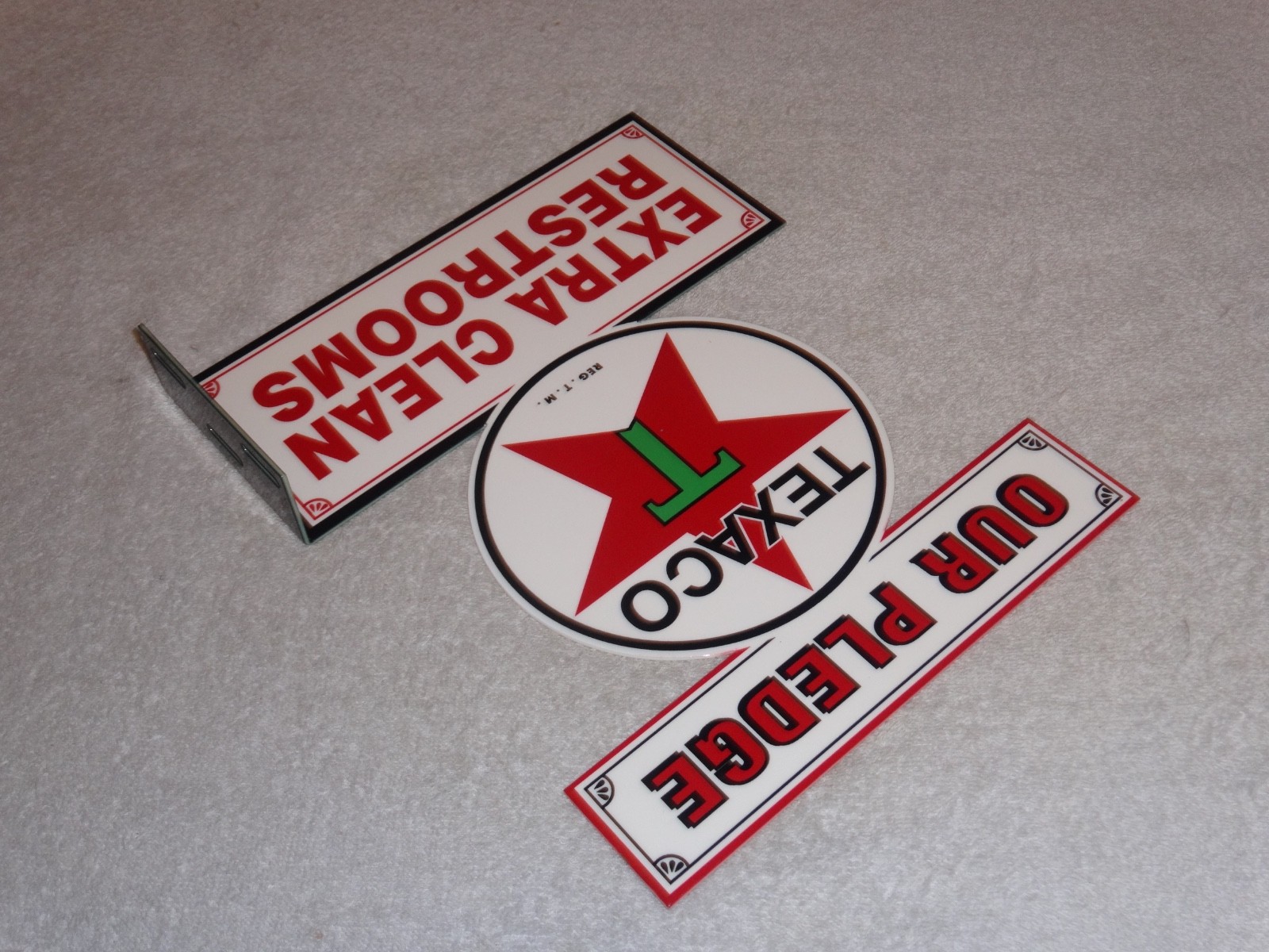 VINTAGE TEXACO OUR PLEDGE CLEAN RESTROOMS 11 3/4" METAL GASOLINE OIL FLANGE SIGN