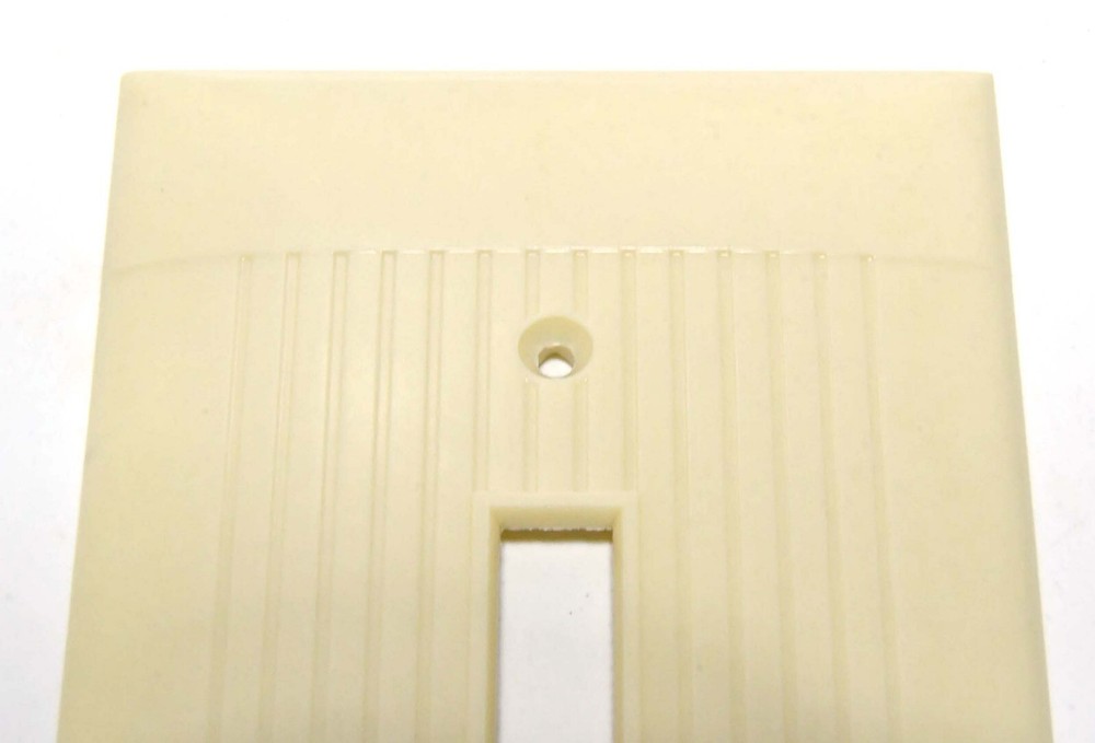 VINTAGE SIERRA IVORY BAKELITE / PLASTIC SINGLE TOGGLE LIGHT SWITCH PLATE NOS