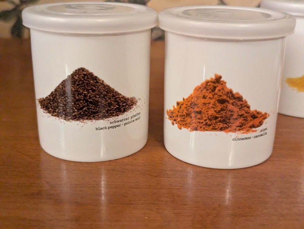 5-ASA TRATTORIA CERAMIC SPICE JARS PLASTIC LIDS (4OZ)