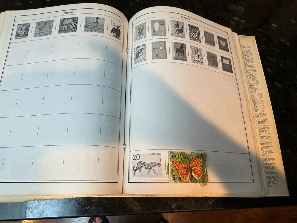 VTG 1977 Traveler Stamp Album With Many Stamps.