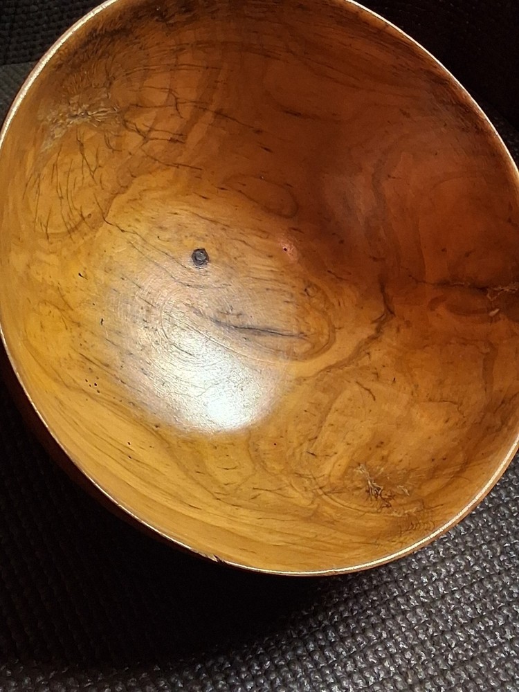 VINTAGE - Hand Turned & lacquered Wood Bowl ( WALNUT ?) NICE GRAIN PATTERNS ‼️