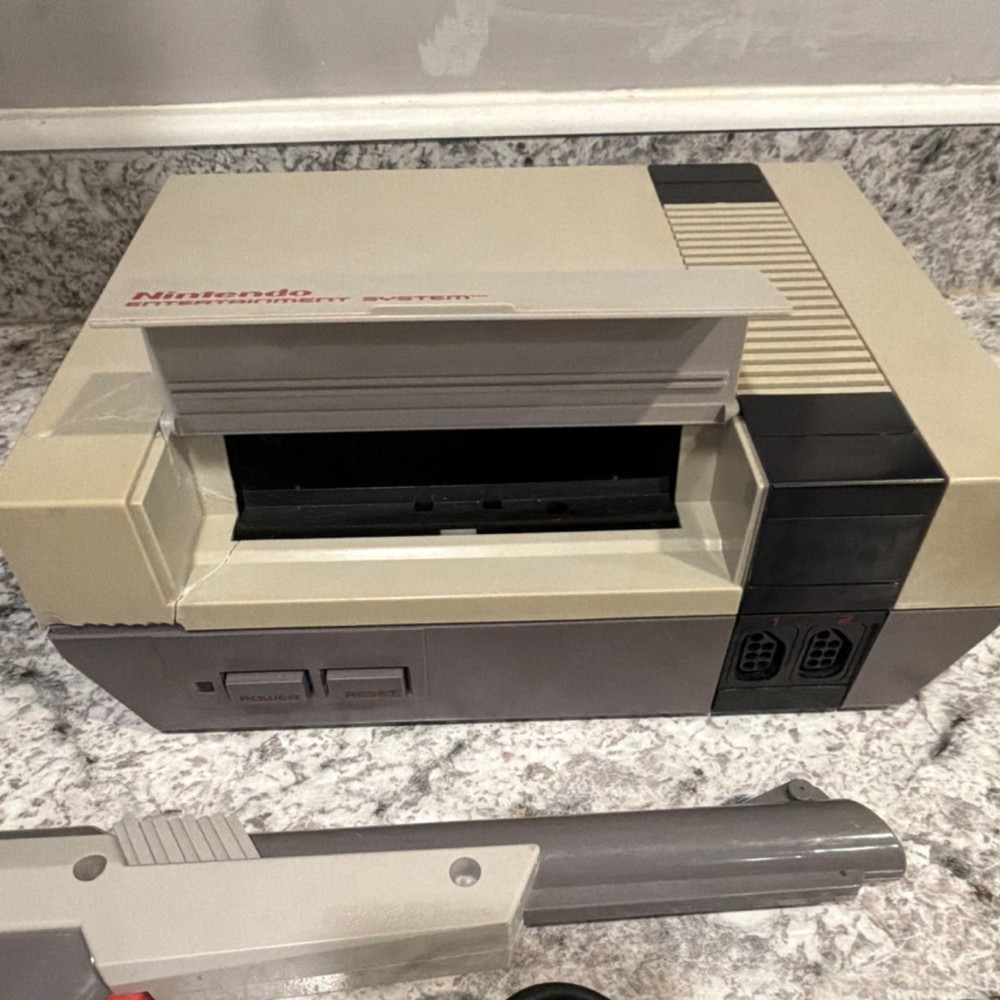 Nintendo Entertainment System NES Console Bundle w/ Controllers, Zapper & 4 Gam…