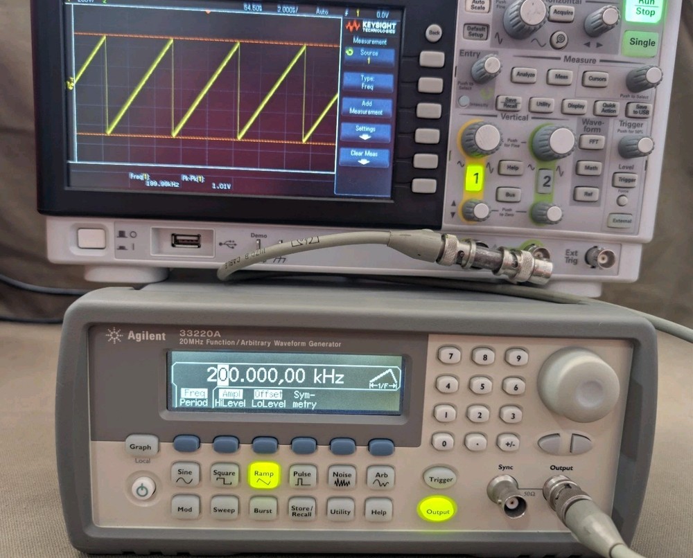 Agilent 33220A 20MHz Function/Arb Waveform Generator - Very Good Condition