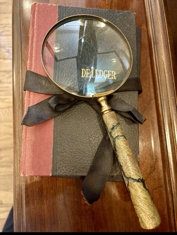 Handheld Magnifying Glass with Decorative Wooden Handle