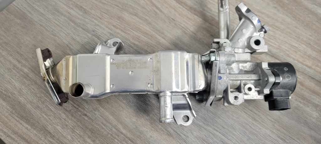 2011 - 2017 Toyota Prius Genuine 25601-37010 EGR Pipe with Valve 25620-37110 OEM