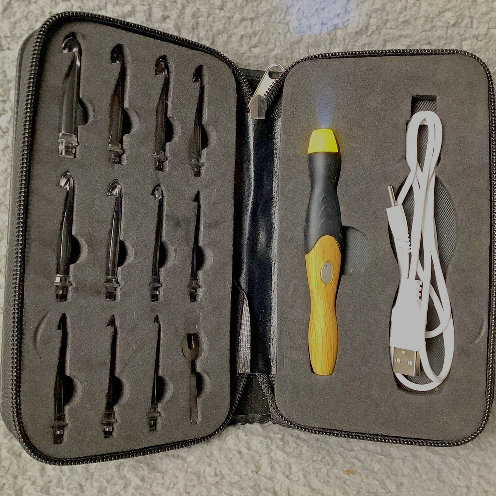Yarniss Lighted Crochet Set Complete Zip Case Lighted Rechargeable Base Tested