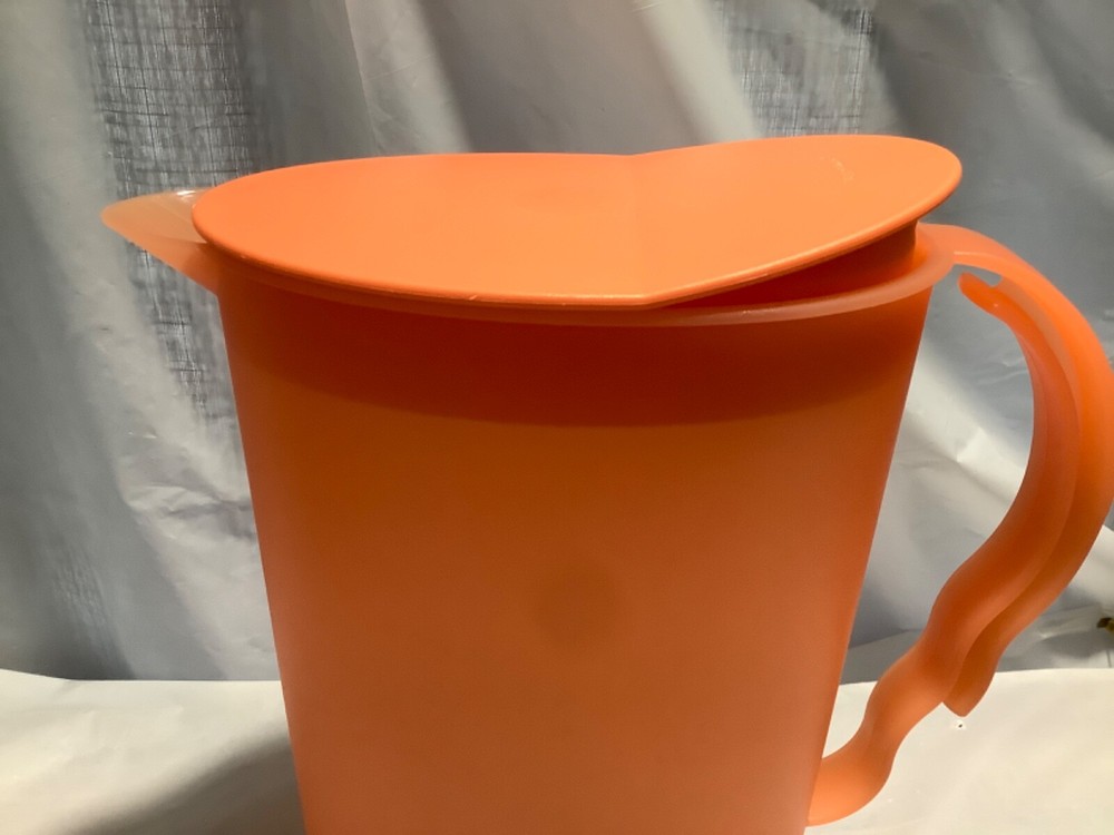 Tupperware Impressions 2 Quart Refrigerator Pitcher 3333 Orange NICE