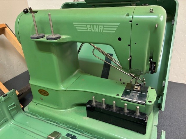 Vtg 1950s Swiss Elna Grasshopper Portable Sewing Machine 722010 Metal Case Video