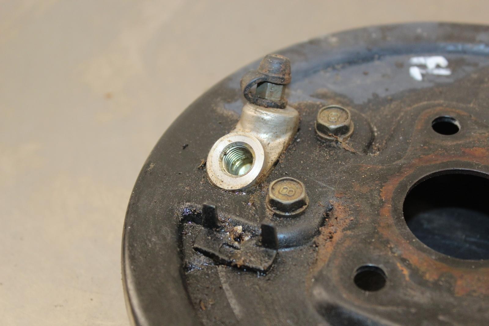 1985 Honda FourTrax 250 TRX250 2x4 LEFT FRONT BRAKE DRUM PLATE O948