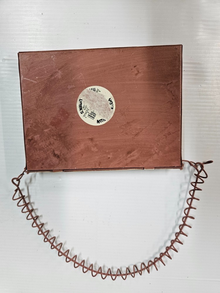 Wall Mount Metal Mail Holder Envelope Shape Mail hanging decor / Storage White!