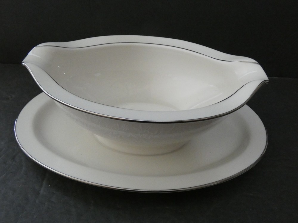 NORITAKE AFFECTION 7192 GRAVY BOAT ATTACHED PLATE
