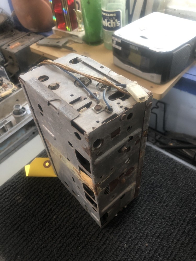 1968 BUICK AM PUSHBUTYON RADIO WITH KNOBS