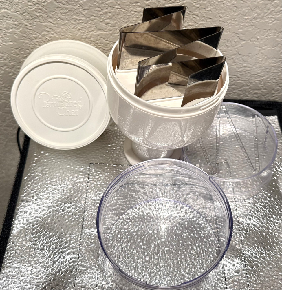 Pampered Chef Push Function Food Chopper - White EUC