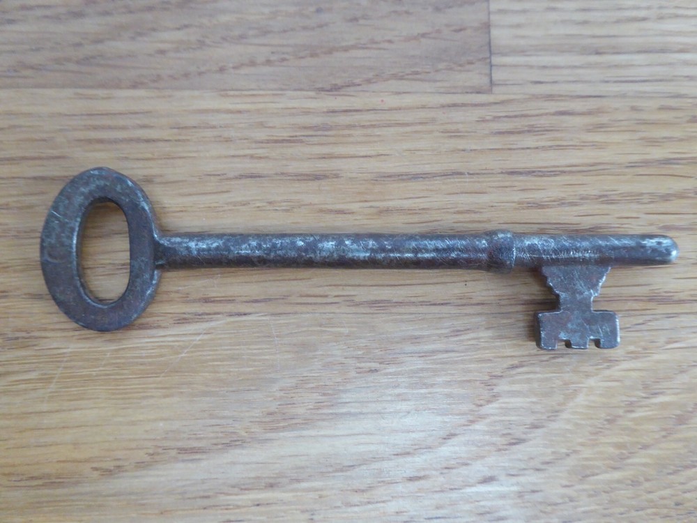 Antique Rustic Iron/Metal Keys x4