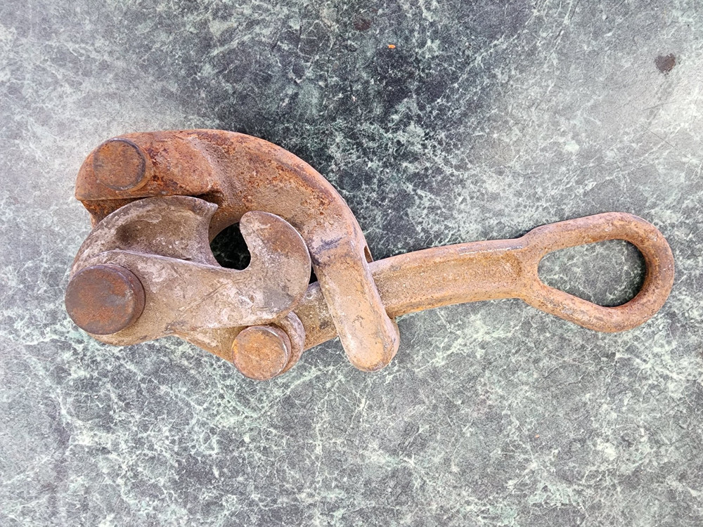 Klein Tools Haven's Grip with Swing Latch - (1604-20L)