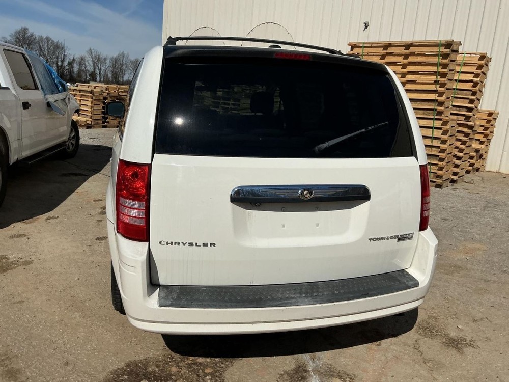 TOWN COUN 2010 Glove Box 4971237