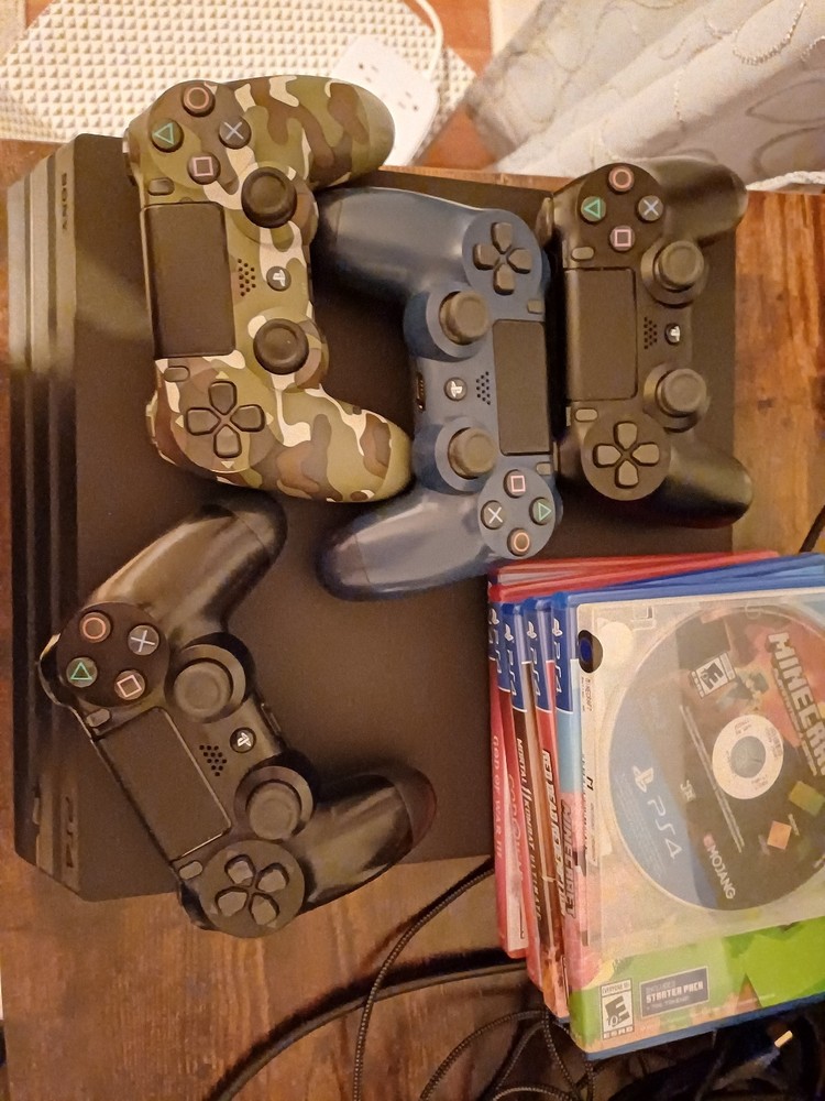 Ps4 Pro 1 Tb with 4 controllers and 11 games firmware bundle